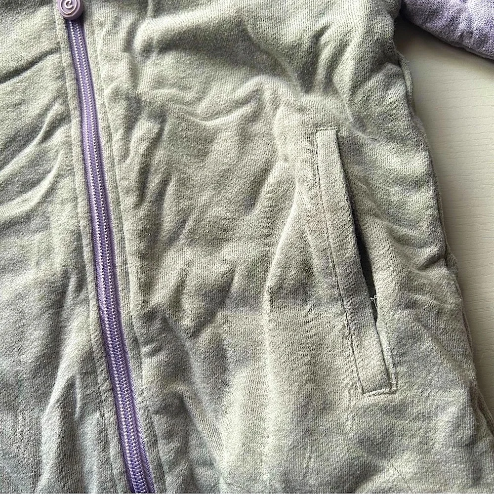 Good condition Lavender and gray packable jacket /Plush Seal kid size 8